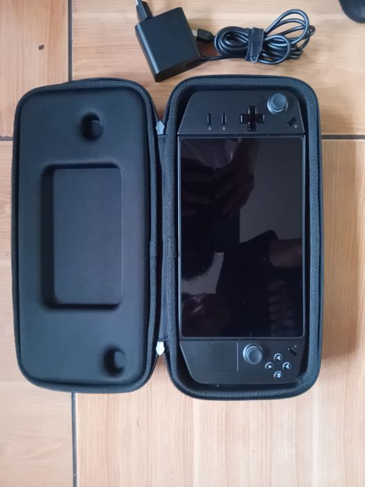 Lenovo legion go
Procesor: AMD Ryzen Z1 Extreme pana la 5.1GHz
Memori