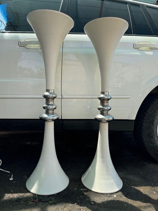 Продается стойка белая металлическая!