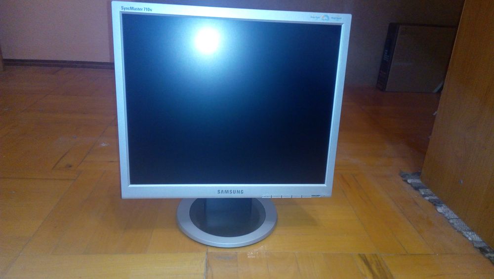 Монитор Самсунг SyngMaster 710N