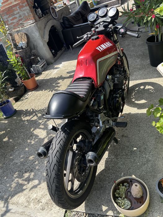 Motocicleta Yamaha XJ600 51j Cafe Racer