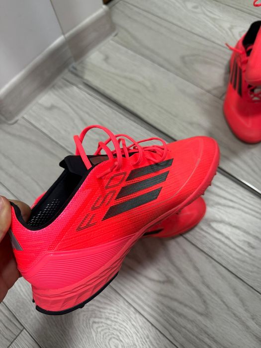 Ghete de fotbal pentru gazon sintetic