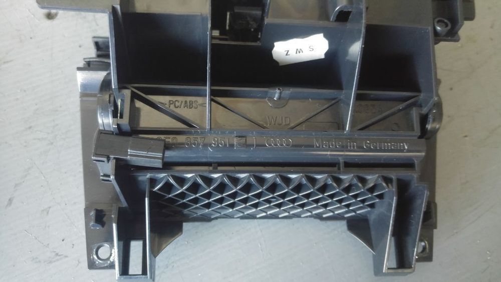 scrumiera audi a4 b8 model cu navigatie 2din 8e0857951j