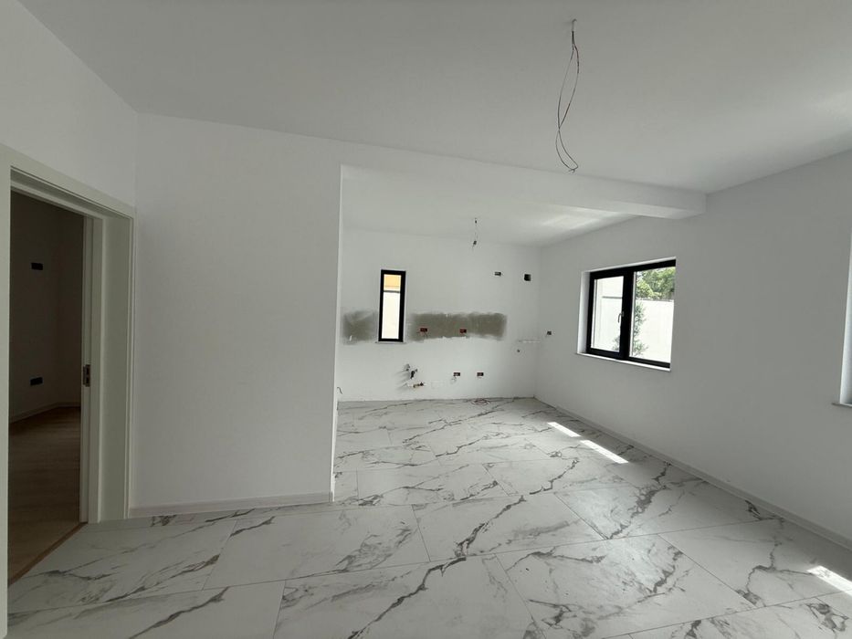 Casa noua, curte amenajata, strada din spatele  parcului Romanescu