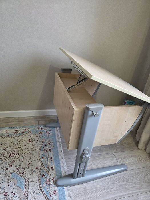 Стол- трансфомер для школьника.