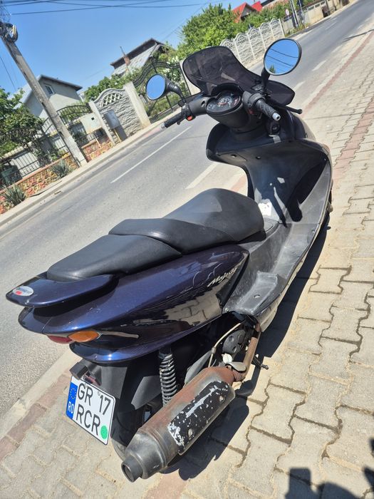 Vand scuter Yamaha majesty 150cm3. Înmatriculat. Pornește dar are probleme carburator. Îl vand in lipsa de timp pentru el .