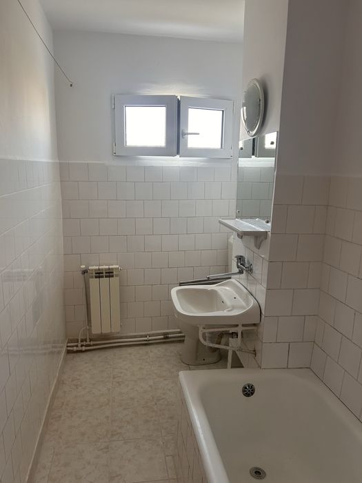 PROPRIETAR vand apartament 2 camere semidecomandat, ultracentral,BACAU