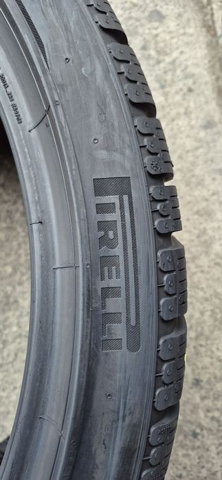 2 anvelope iarna Pirelli 315/30/21.Pretul este pe bucata
