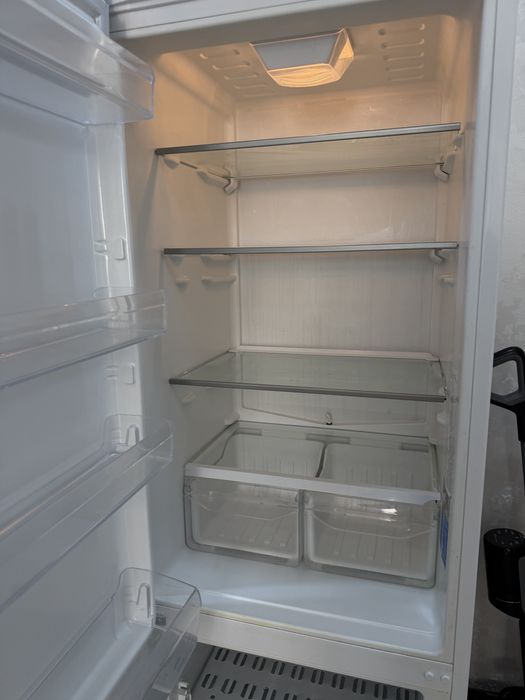 Продам Холодильник indesit
