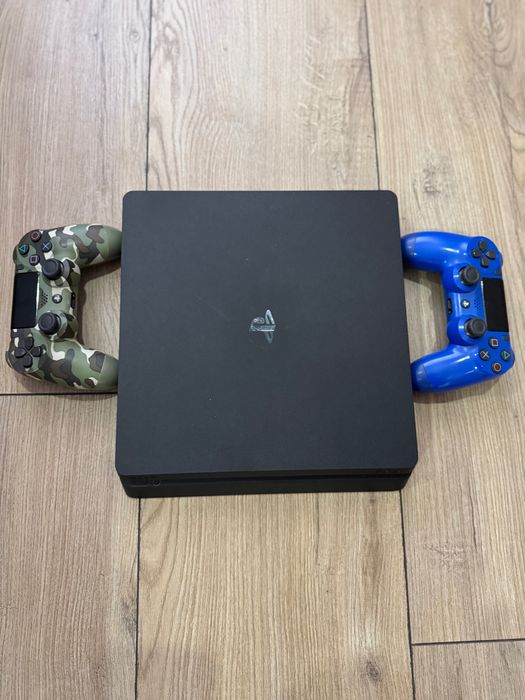 PlayStation 4 slim 1Tb +5игри