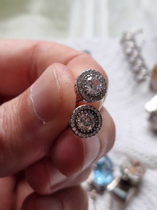 Cercei din argint cu pietre strălucitoare – eleganță rafinată