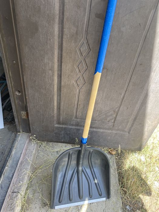 Продам лопаты и топор