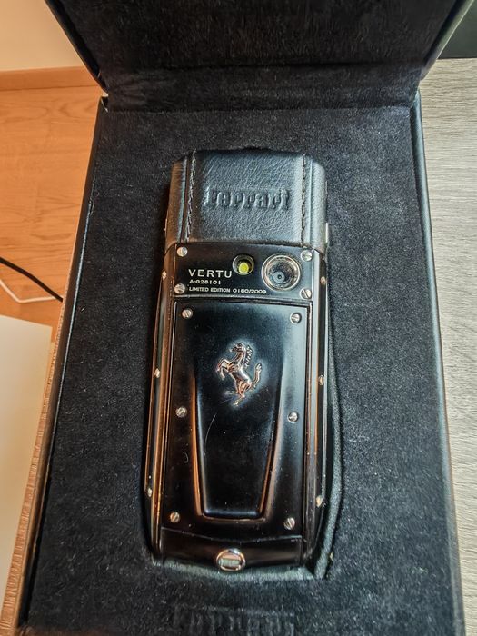 Vertu Ascend Editie limitata ferrari