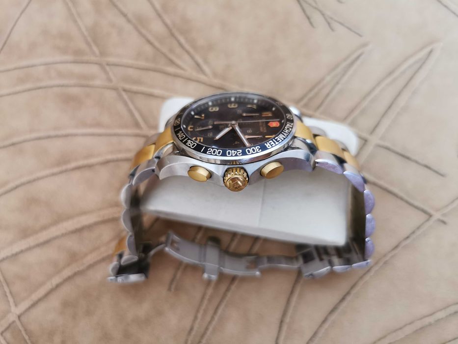 Продавам часовник Victorinox Swiss Army