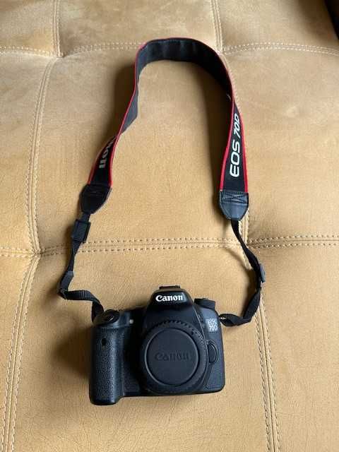 Фотоапарат Canon EOS 70 D с 3 обектива, чанта за носене и аксесоари