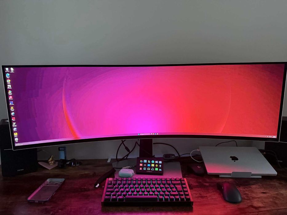 Samsung Odyssey OLED G9 49" OLED – 5120x1440, 144Hz