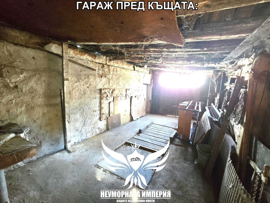 Продавам двуетажна къща 146РЗП и малък двор с площ от 173кв.м. в град Асеновград широк център