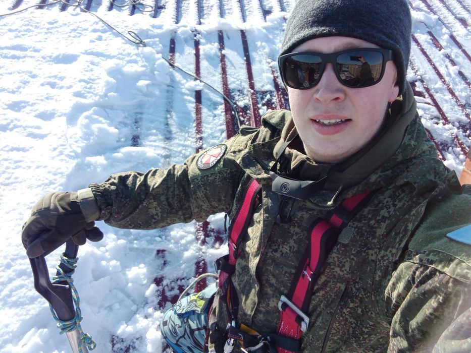 Альпинист чистка снега