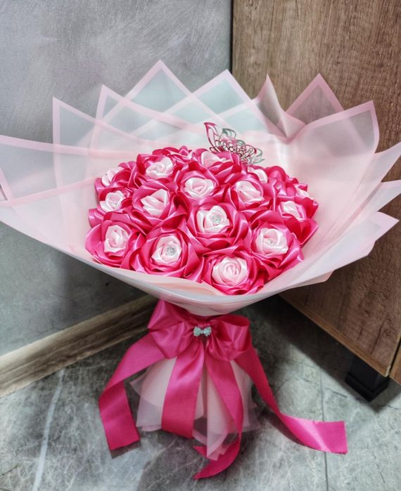 Букети от сатенени рози