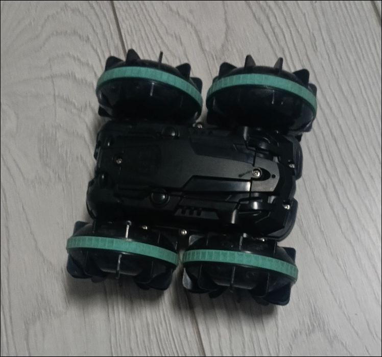 Машинка на пульте управления