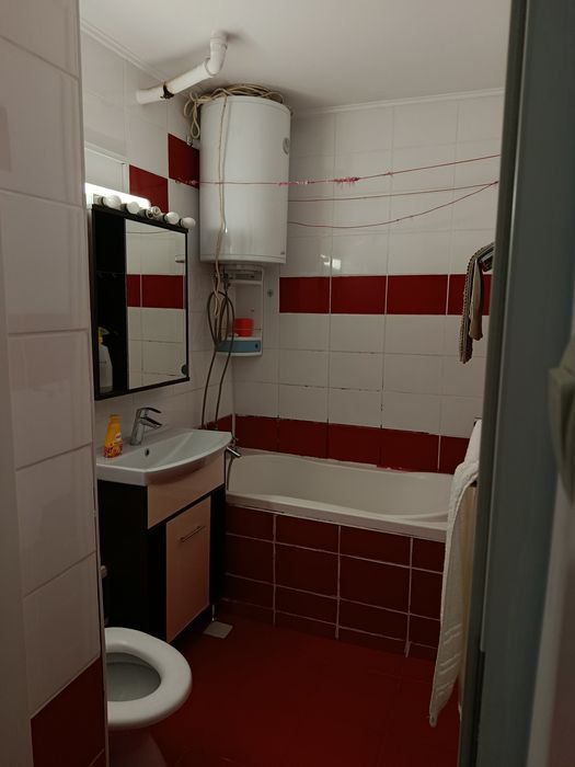 Închiriez apartament cu 3 camere