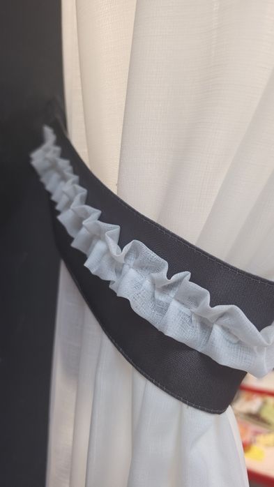 Această perdea elegantă este ideală pentru a aduce un plus de rafinament și confort în bucătărie sau în alte încăperi de dimensiuni medii.