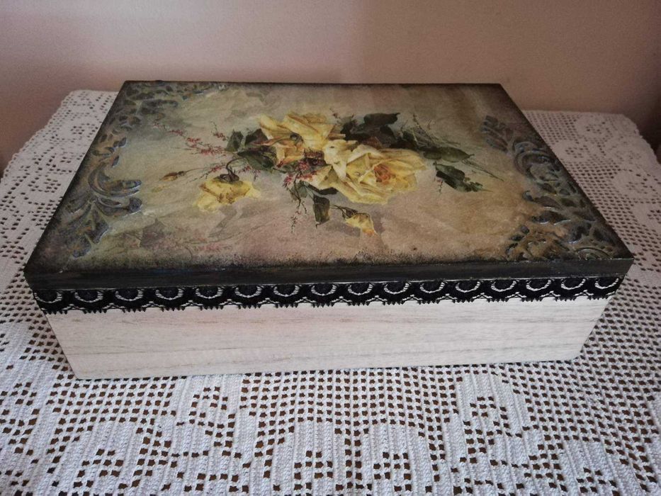 Кутия за бижута дървена ръчна декорация, релеф отвън и отвътре