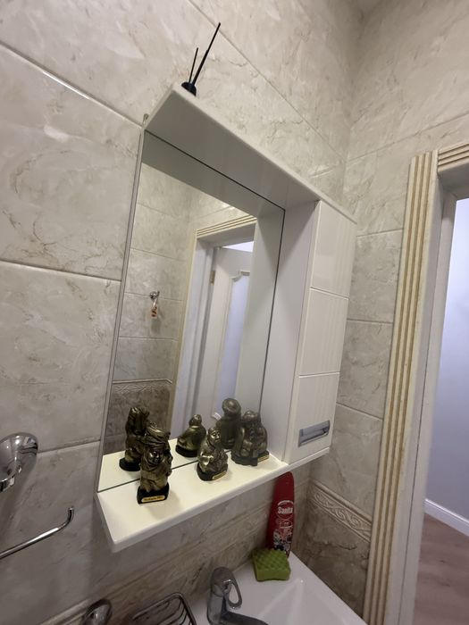 Раковина с тумбой и зеркалом