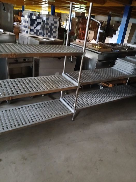 Vând rafturi profesionale din aluminiu cu polițe din plastic