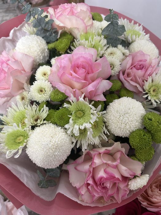 Нежный букет роз и хризантем