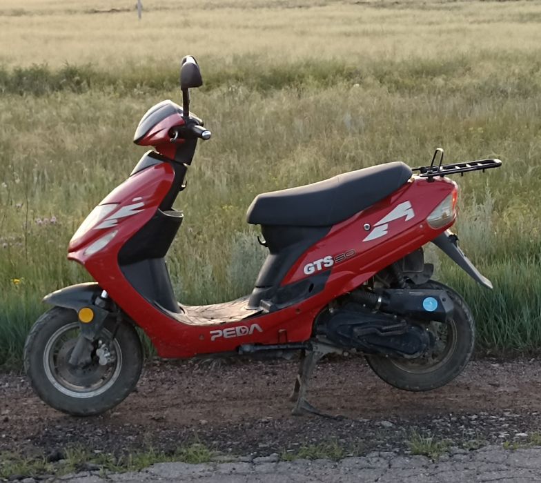 Авто и скутер вместе.