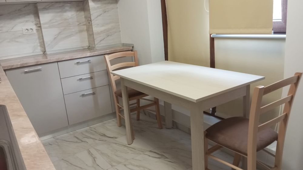Apartament inchiriez apartament 2 camere living ,bucatarie separata ,2 bai cu geamuri la ambele bai, un balcon mare de 25 de metri ,mobilat ,utilat