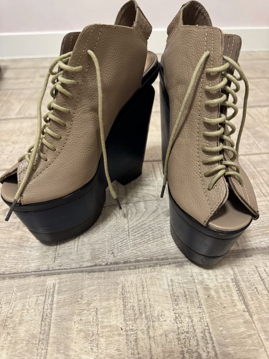 Високи обувки на платформа