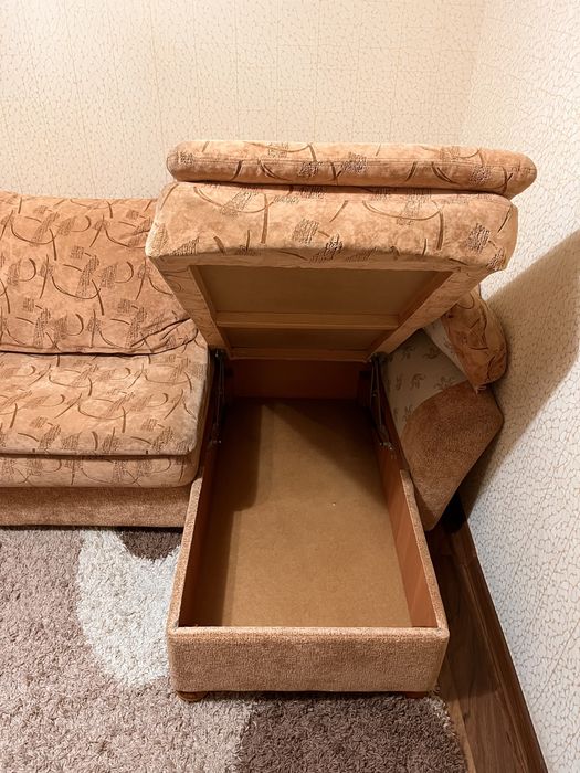 Угловой диван бежевый