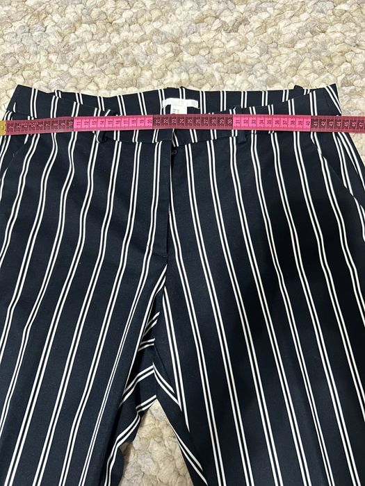 Pantaloni H&M, impecabili.
