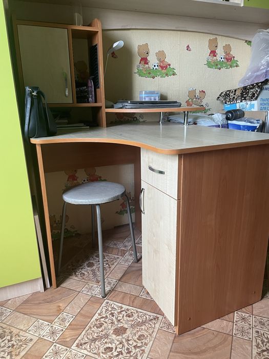 Стол с полками и шкафчиками