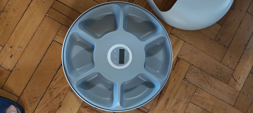 Автоматична хранилка за котки