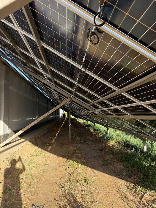 Quyosh panellari o'rnatish. Установка солнечных панелей.