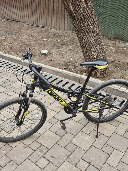 Велосипед Giant чёрный-салатовый