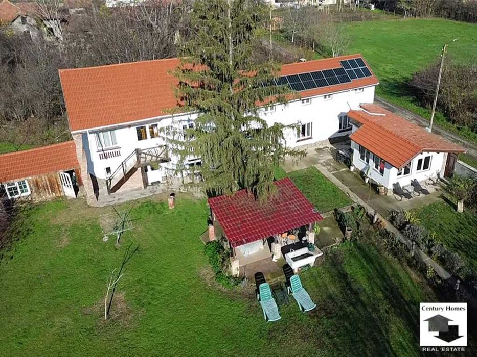 205017 Реновирана къща с голям двор в с. Градище