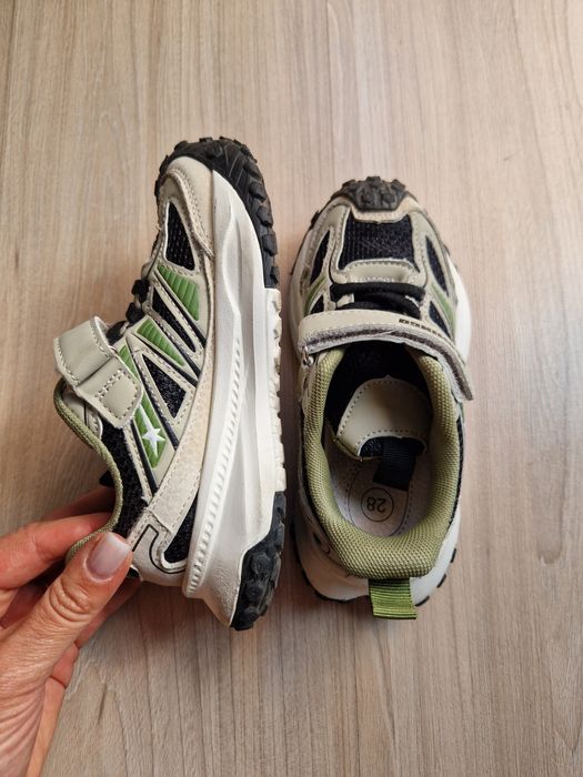 Продам кроссовки на мальчика 28 рр