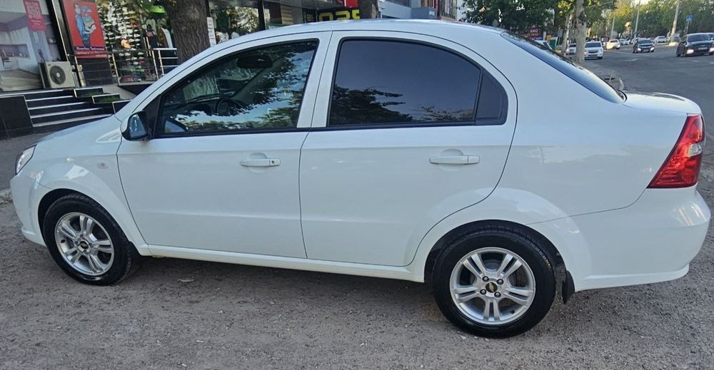 Neksiya 3  Avtomat  4 pozitsiya  oq rang  49min probek