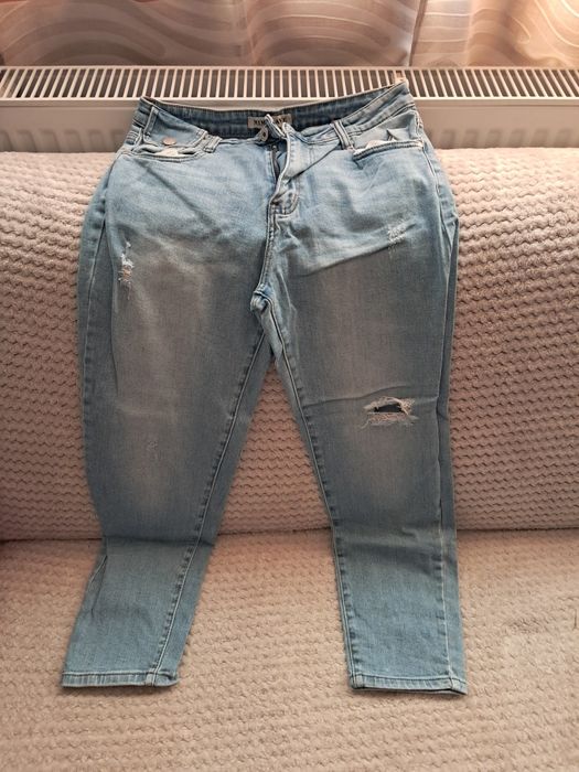Se vând pantaloni de blugi