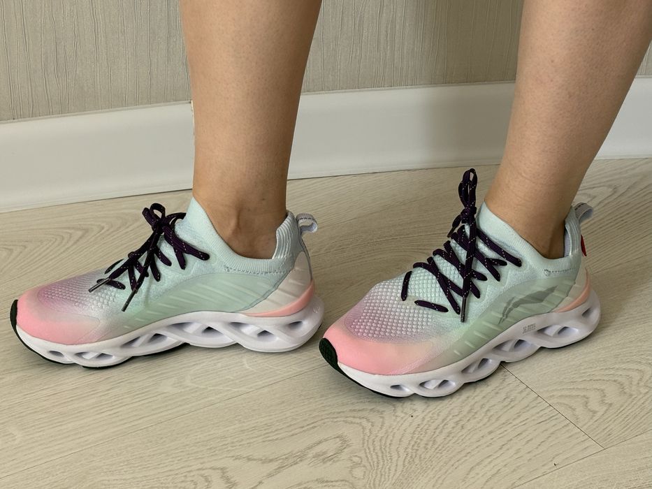 Кроссовки женские