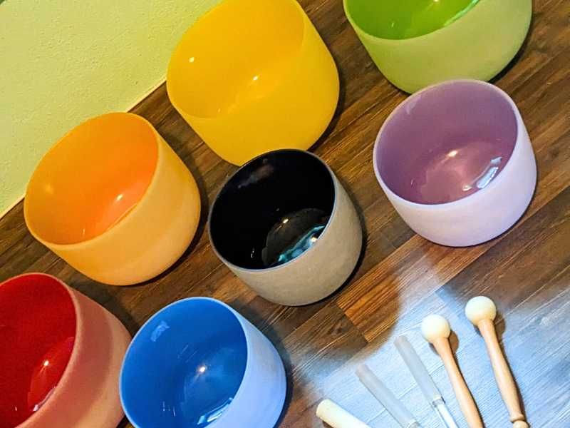 Пеещи Кристални Купи 7 Чакри Настроени На 432 Херца За Звуколечение