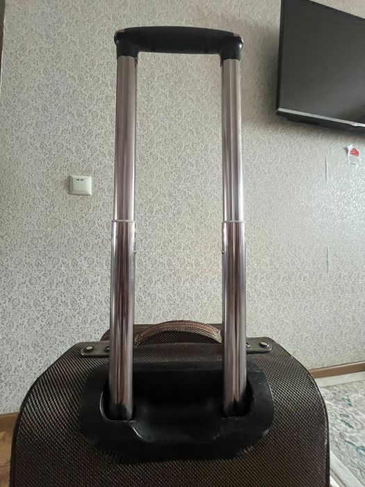 Продам чемодан в отличном состоянии