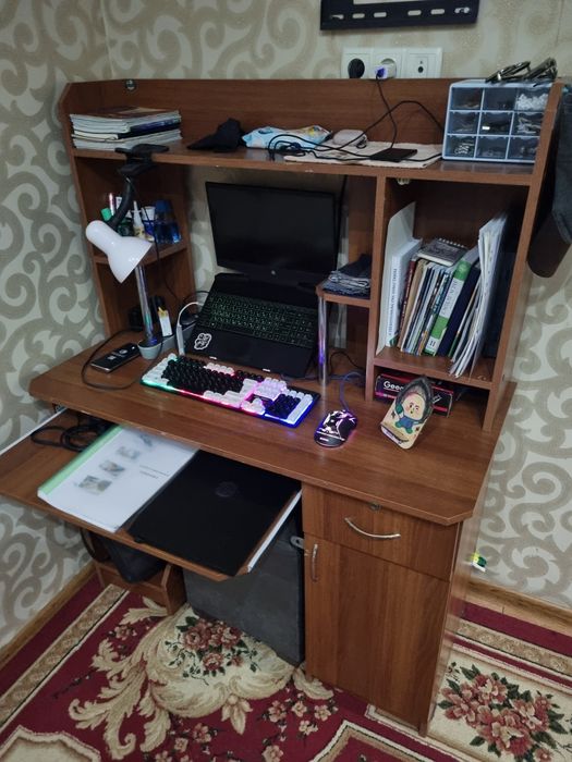 Dars uchun kompyuter qoyiladigon parta