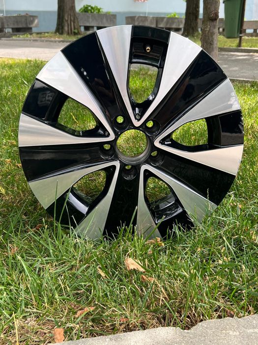 Vând janta Mercedes 2024 pe 17’’ usor avariata(zgariata)