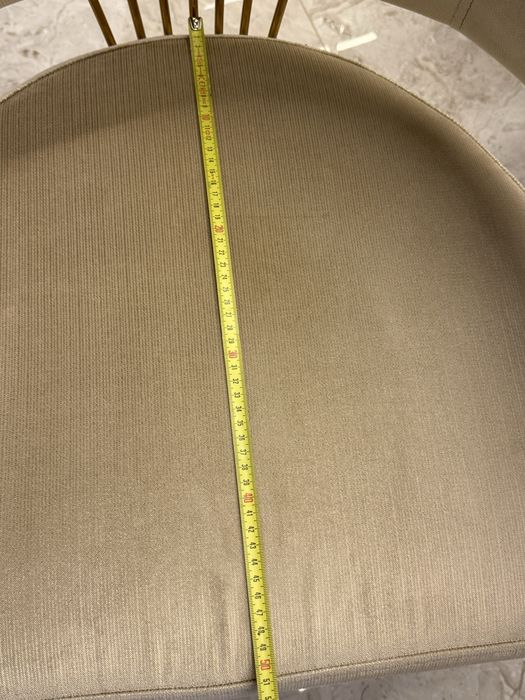 Masă de lux cu 6 scaune cu catifea bej si metal auriu