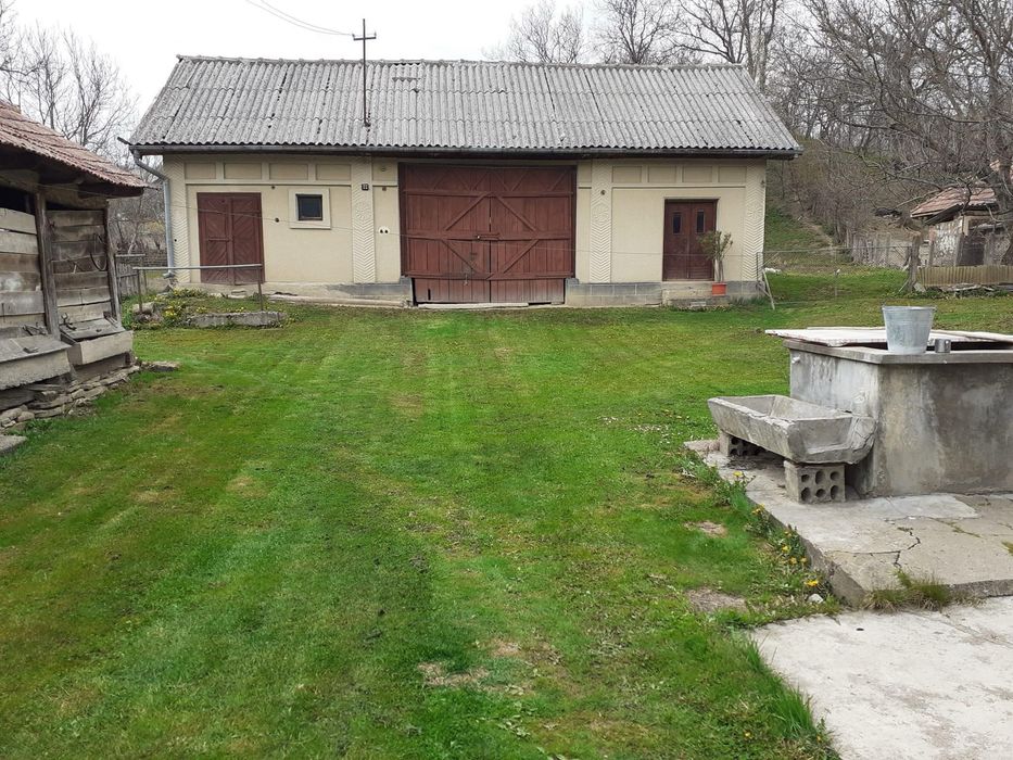 Vanzare casa cu anexe si teren