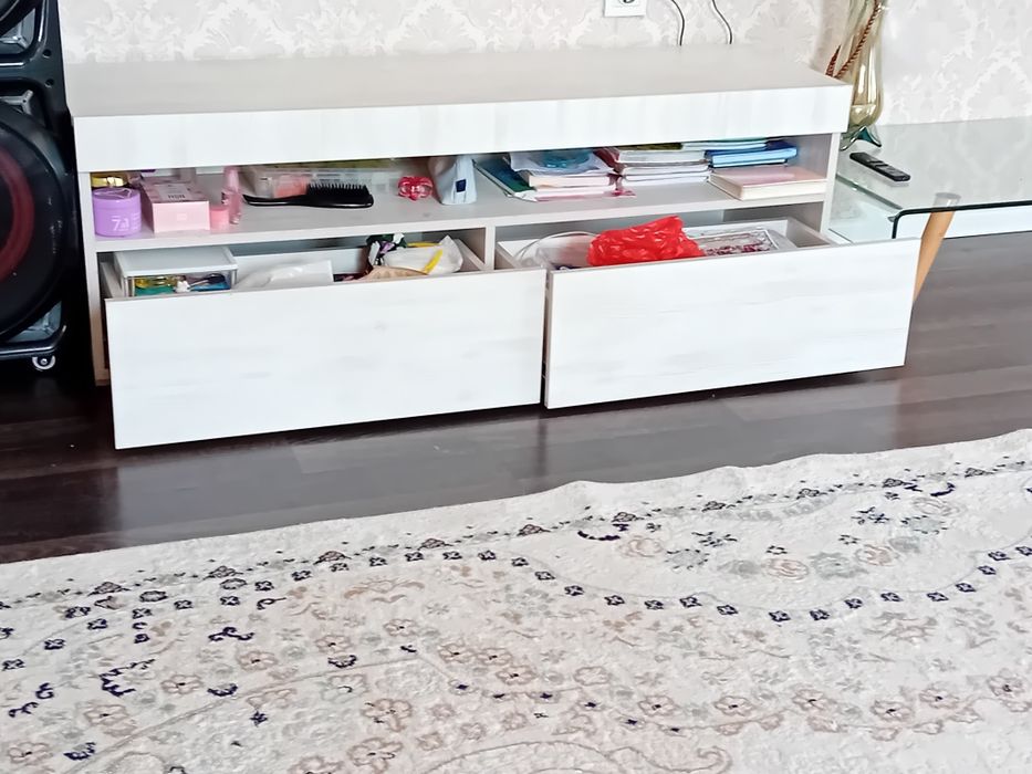 Продам тумбу под телевизор.